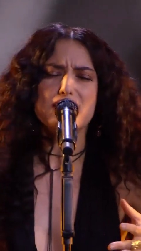 Pecché so' nata femmena, pecché so' nata Ce sta chi me vo' prena, chi me vo' 'nzurata So' figlia d'a tempesta e nun me ponn' 'ncatenà Faciteme passà, faciteme passà