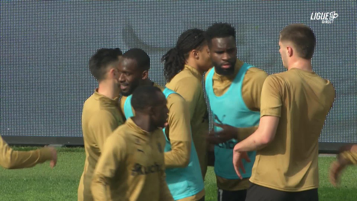 "Ce qui est provisoirement 1 point peut rester à 4 points aussi" Pierre Sage vigilant à quelques minutes d'une occasion en or de se rapprocher du PSG pour le Racing Club de Lens sur Ligue 1+ 👀 #RCLFCM