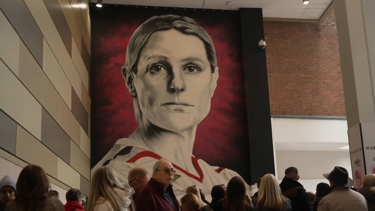 "I never thought this was possible growing up" Arsenal and England legend Kelly Smith reacts after a mural was unveiled in her honour in her hometown of Watford 🏴