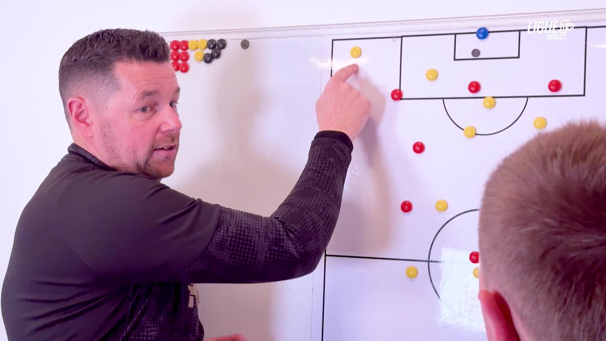𝗦𝘂𝗽𝗲𝗿 𝘀𝘆𝗺𝗽𝗮 𝗰̧𝗮 ! 😁 Pierre Sage offre au petit Maé, fan de Lens et plus précisément de Matthieu Udol, 𝘂𝗻𝗲 𝗹𝗲𝗰̧𝗼𝗻 𝘁𝗮𝗰𝘁𝗶𝗾𝘂𝗲 𝘀𝘂𝗿 𝗹𝗲 𝗿𝗼̂𝗹𝗲 𝗱𝘂 𝗽𝗶𝘀𝘁𝗼𝗻 𝗴𝗮𝘂𝗰𝗵𝗲. 😁📌⚽️ Super séquence ! 🎥 L1+