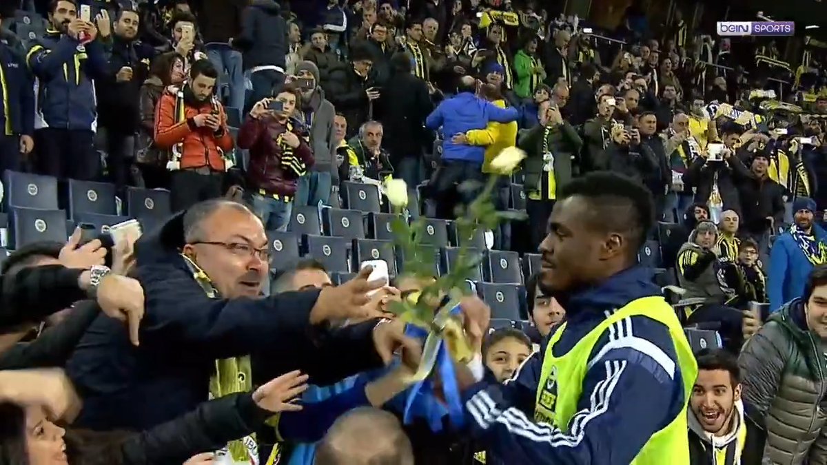 fenerlilerin salaklığını şöyle anlatayım kadınlar Günü’nde erkeklere çiçek veren bir takım