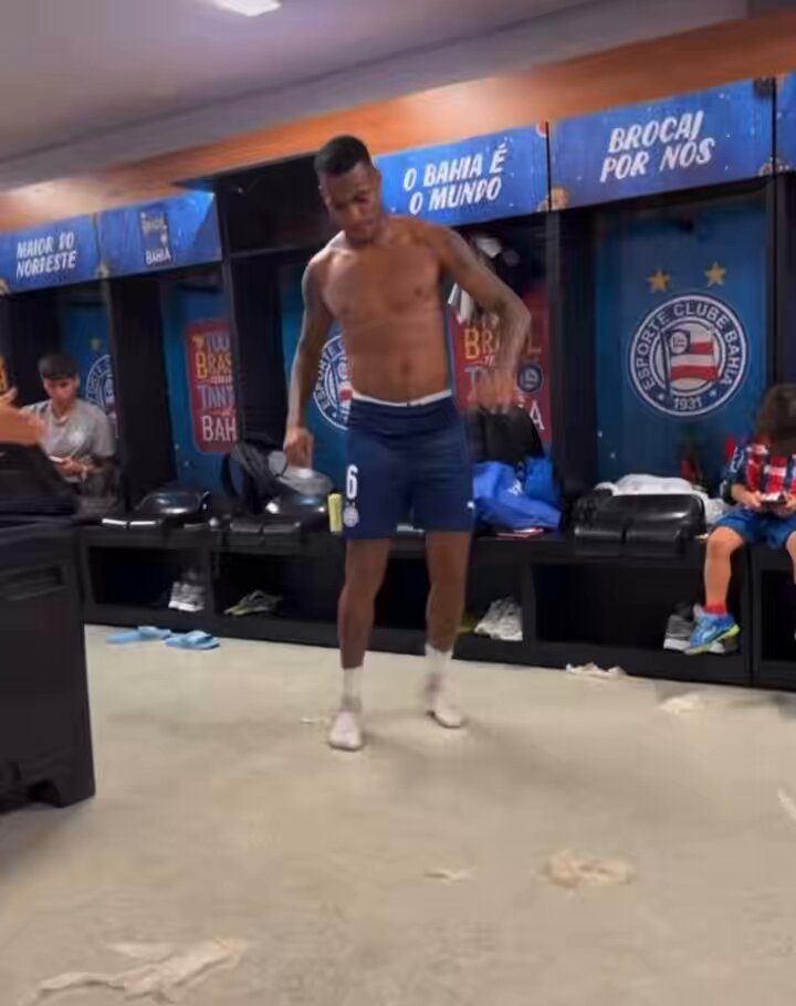 Jean Lucas mandando o passinho no vestiário após marcar os 2 gols da virada do Bahia no Ba-Vi pela final do Campeonato Baiano. 🎥 Reprodução