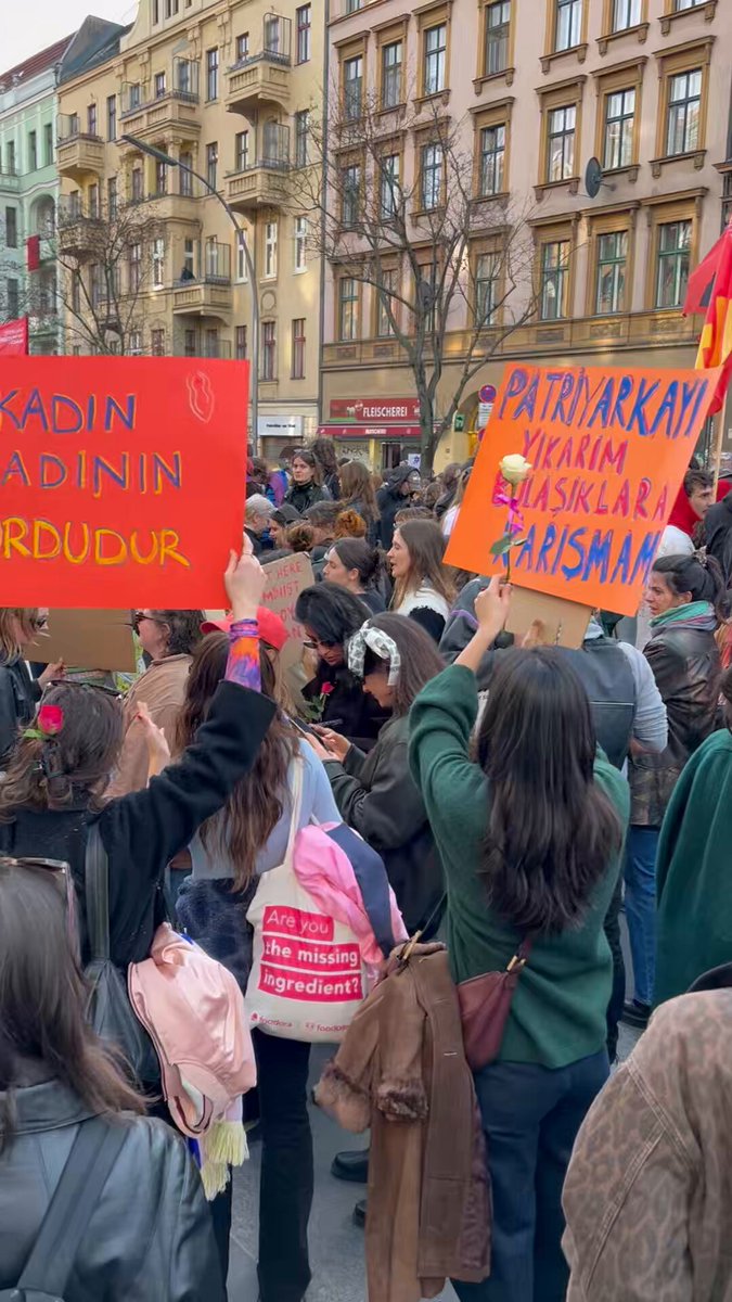 Hier rufen einige 🚺 nach dem Kommunismus. 🤫Ich kenne diesen irren Fiebertraum noch von früher. War schon damals übel. #b0803