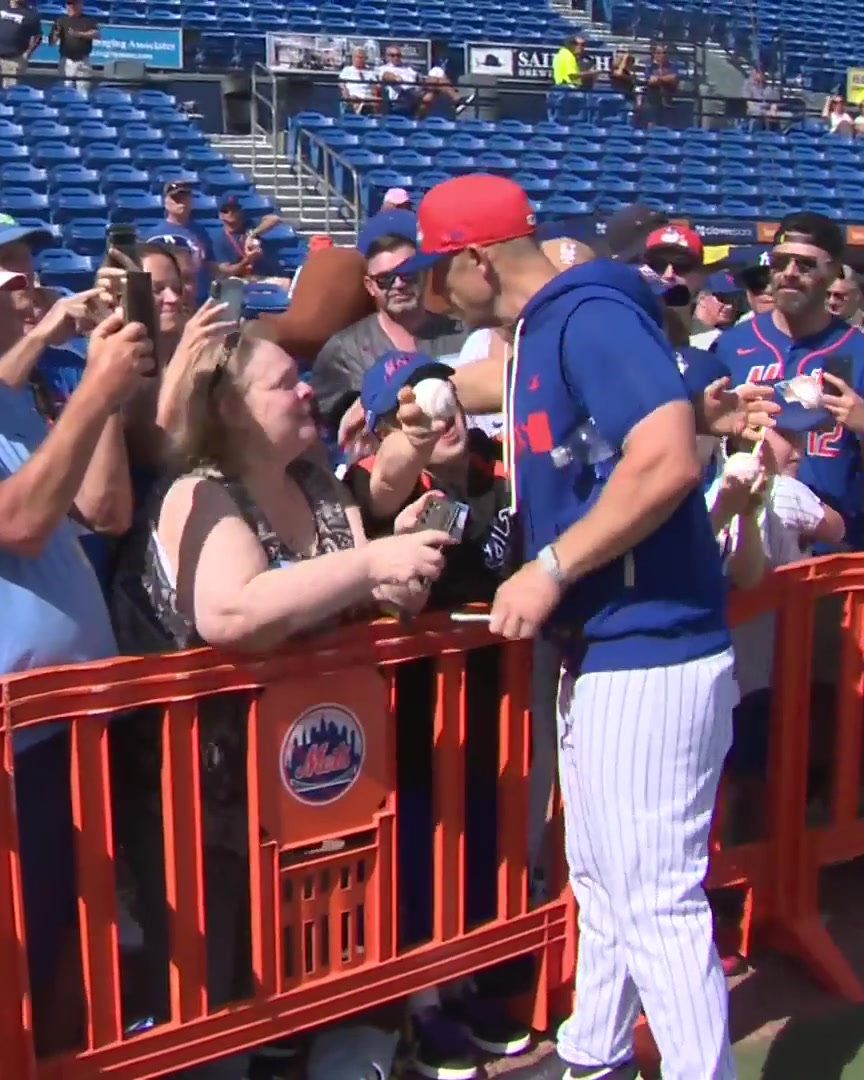 David Wright shares a moment with a Mets fan 🫶