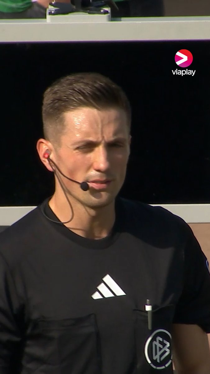 Preussen Münsters supporterns fräcka drag – drog ut sladden till VAR-skärmen ❌ När domaren skulle titta på en straffsituation i Bundesliga 2-matchen mellan Preussen Münster och Hertha Berlin blev skärmen plötsligt svart 📺