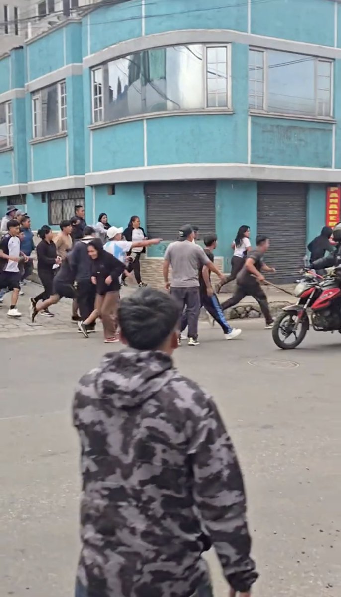 🔥 Puñetiza en la feria de carros de Guamaní, en el sur de #Quito. 🙄 Un grupo de ciudadanos dicen haber pagado un vehículo con váuchers, pero el dueño asegura que el dinero nunca ingresó a su cuenta y afirma que ellos son miembros de una banda, hasta lo amenazaron con un arma, ¿qué opinas?