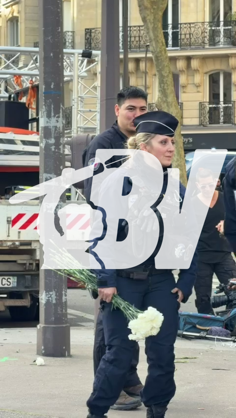 Les militantes de Collectif Némésis, interdites de participer au cortège officiel du 8 mars par Laurent Nuñez, ont offert des fleurs aux policiers qui encadraient leur rassemblement. Lors des rassemblement d’extrême-gauche, ils reçoivent des pavés. #8mars