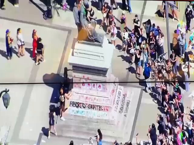 Violentas y de cartón. Esas son las feministas que salieron hoy a la calle después de una larga y conveniente siesta de 4 años. Son de cartón.