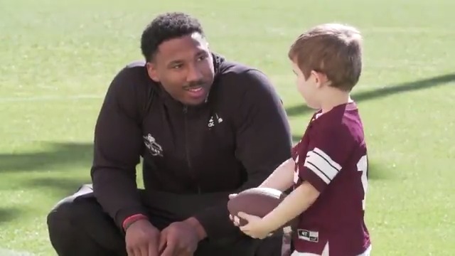 When Myles Garrett bonded with a young Aggie fan over dinosaurs 🦖🥺