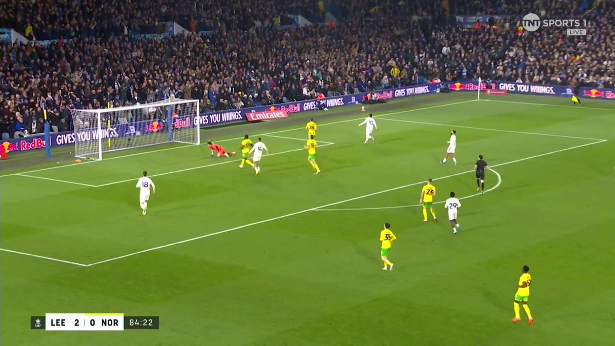 A devastating counter attack from Leeds is finished off by Joël Piroe ⚡️ 📺 TNT Sports & discovery+ UK