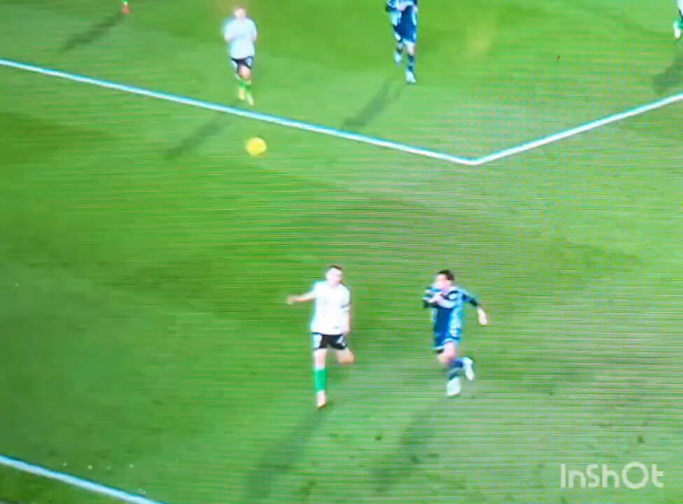 El balón se va en una jugada completamente irrelevante, suelta una patada por detrás y se va mirando para otro lado. Así cada partido en cada jugada hasta que el rival se cansa, le sopla, él se muere, llora y ya está liada. Son insoportables.
