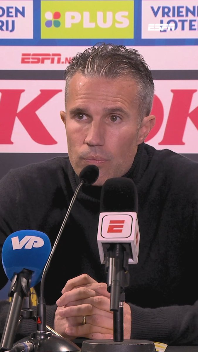 Robin van Persie bijt van zich af op de persconferentie 😳🗣️
