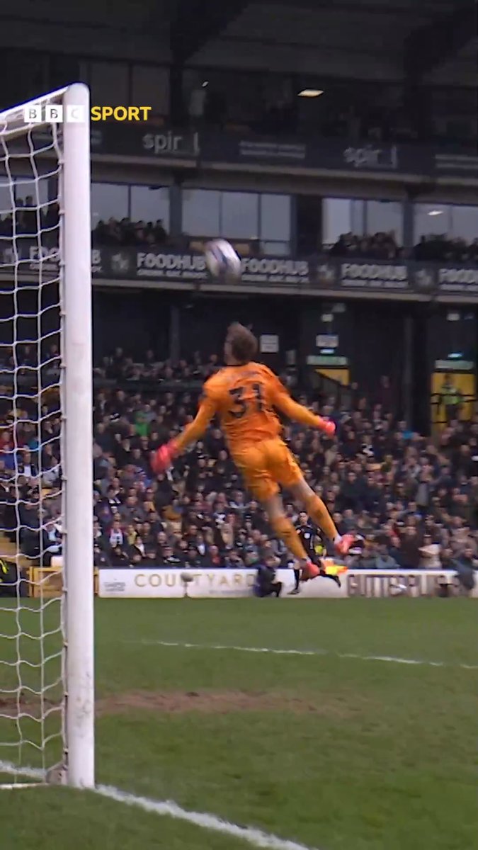 Sunderland's Luke O’Nien nearly scored an absolutely remarkable own goal! 😨