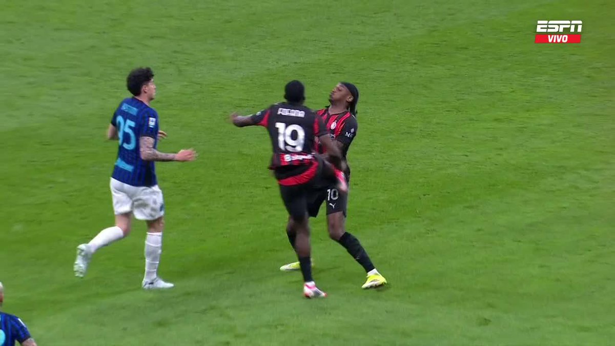 ¡¡REALMENTE INSÓLITO!! El árbitro Doveri cobró una infracción de Fofana sobre Leao, SU COMPAÑERO... 📺 Mirá la #SerieA por #DisneyPlus Plan Premium