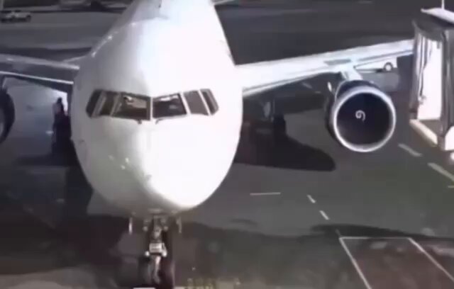 Can you guess why the slide was deployed?🤔✈️