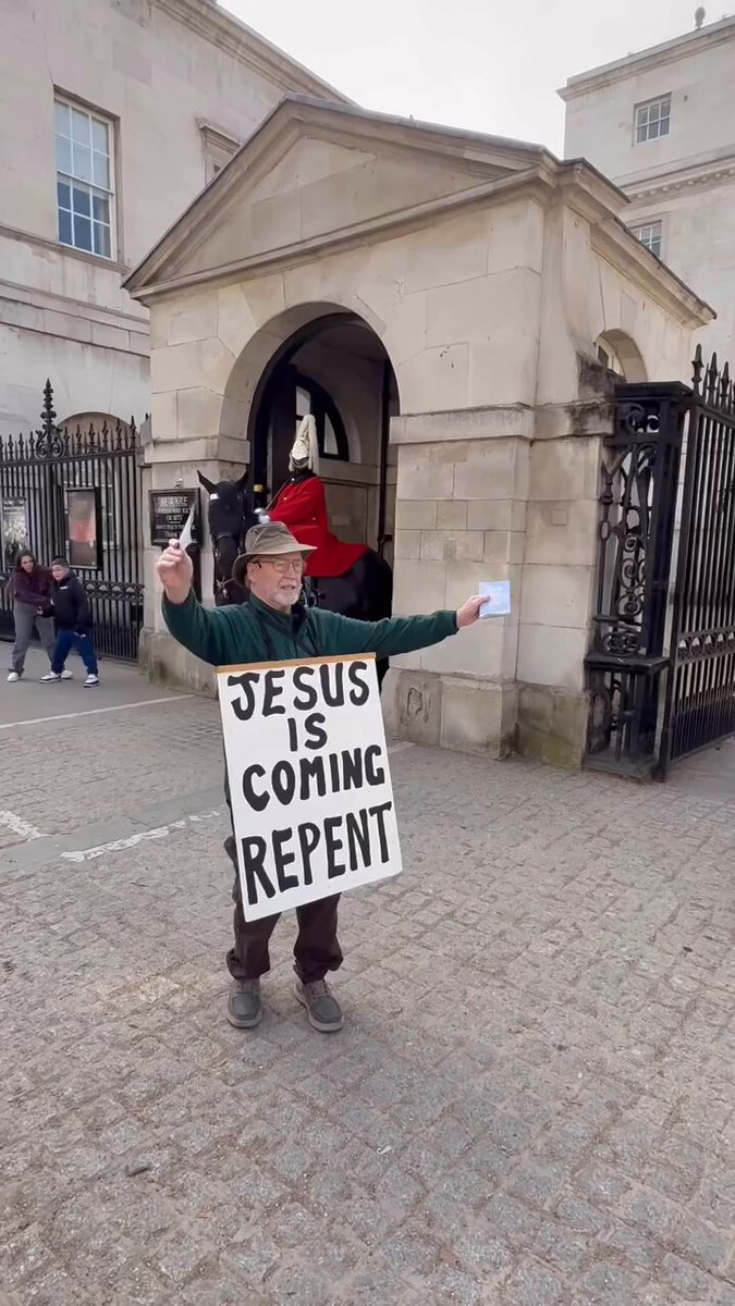 Elderly man preaching Jesus on the streets of London. ❤️🙏