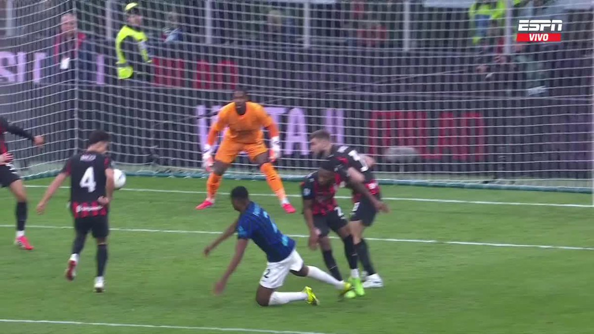 "ROBO" Por el penal que no le cobraron al Inter en el último minuto en el partido ante el Milan por la Serie A. Le pegó en la mano y encima no fueron ni a revisarla al VAR, cobran lo que se les canta la pija, son unos ladrones hijos de re mil putas.