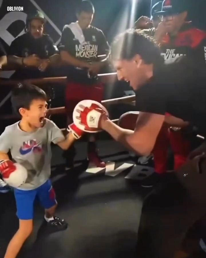 David Benavidez's son is a MONSTER on the pads 🔥