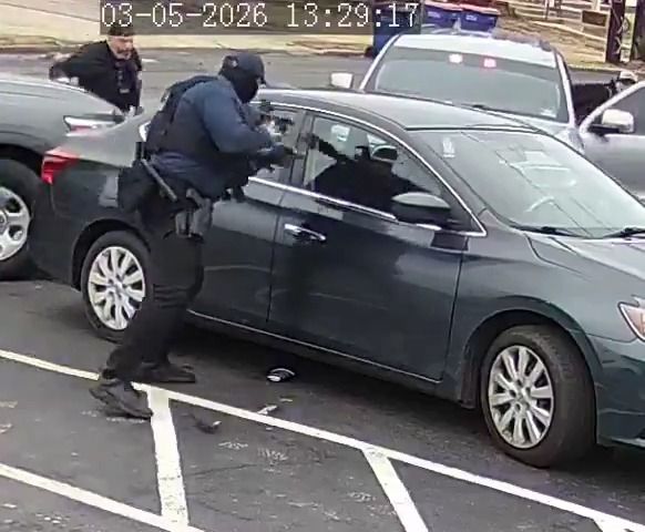 US Marshall seems to accidentally hit his mag release whilst trying to break the car's window. Also seems to not realize it 🤨 Break car windows with your rifles accordingly.... #cops #fail #nope #lessons #learning