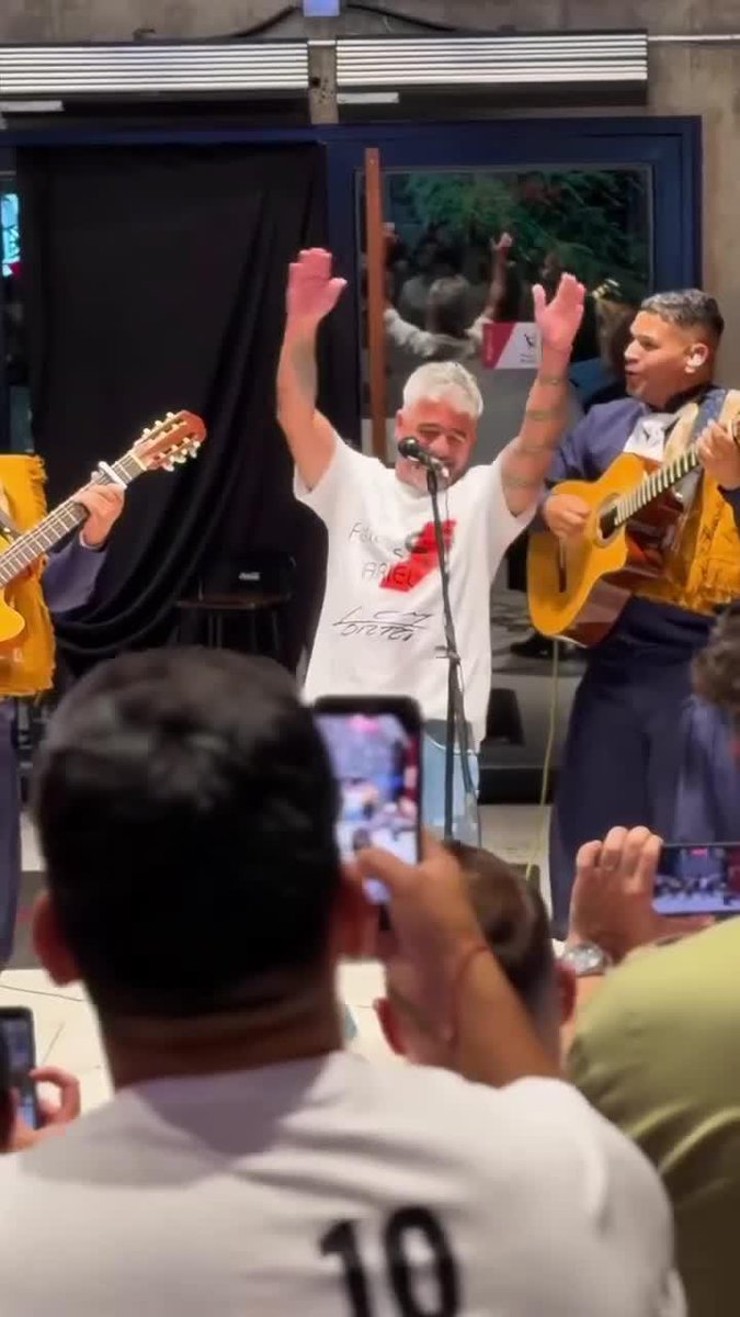 ¡EL ETERNO AMOR DEL BURRITO! Ariel Ortega celebró sus 52 años en River y se animó a cantar ante todos los invitados. ¿Cómo lo cerró? Tocándose el escudo tatuado del Millonario en su corazón. ⚽❤🎂 📹 miel_santiaguena | gloriasrestaurante_