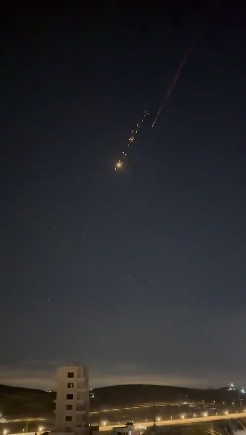 مشد مرررررعب يوثق الصاروخ الإيراني ذي الرؤوس المعتددة وهو متجه نحو هدفه في عمق الكيان في فلسطين المحتلة اللهم سدد