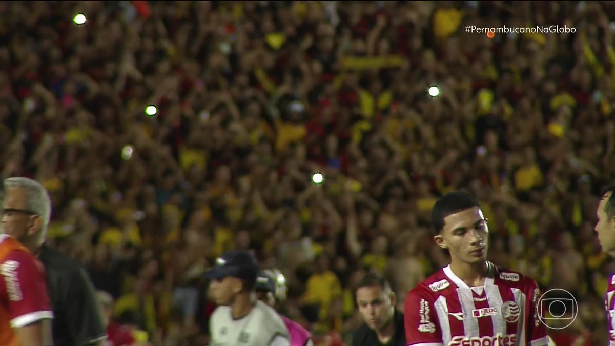 A torcida e os jogadores do Sport comemorando o título pernambucano. O Sport venceu o Náutico por 3x0, na casa do rival. 🎥 ge