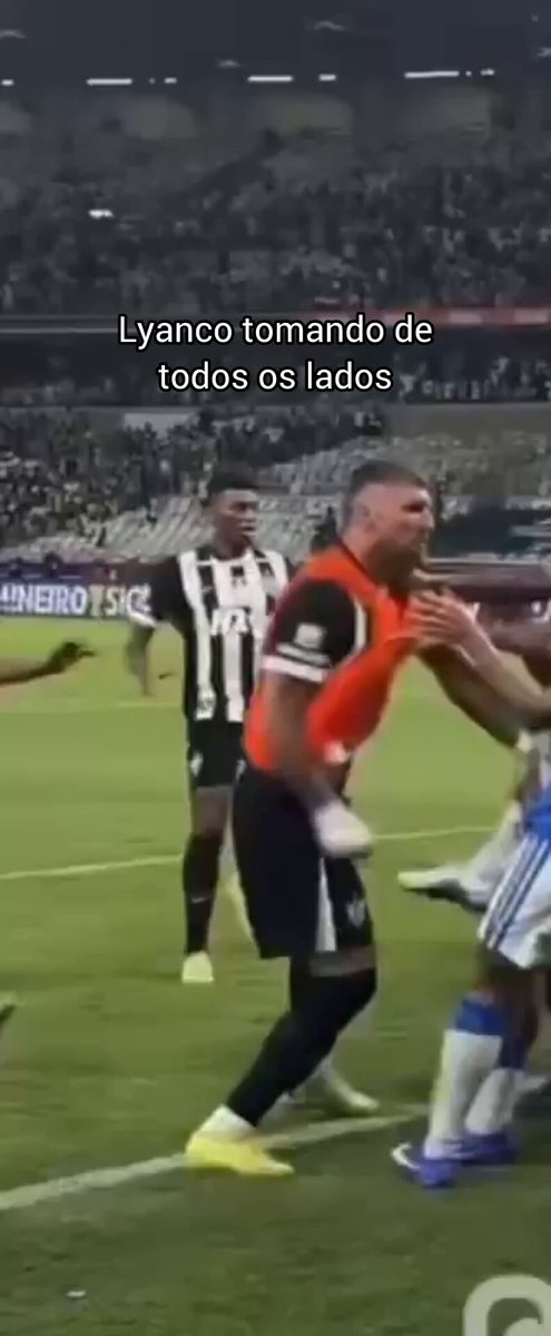 Lyanco não jogou, não iniciou a briga Mas foi o que mais apanhou PQP Toda hora ele tomava de algum lado