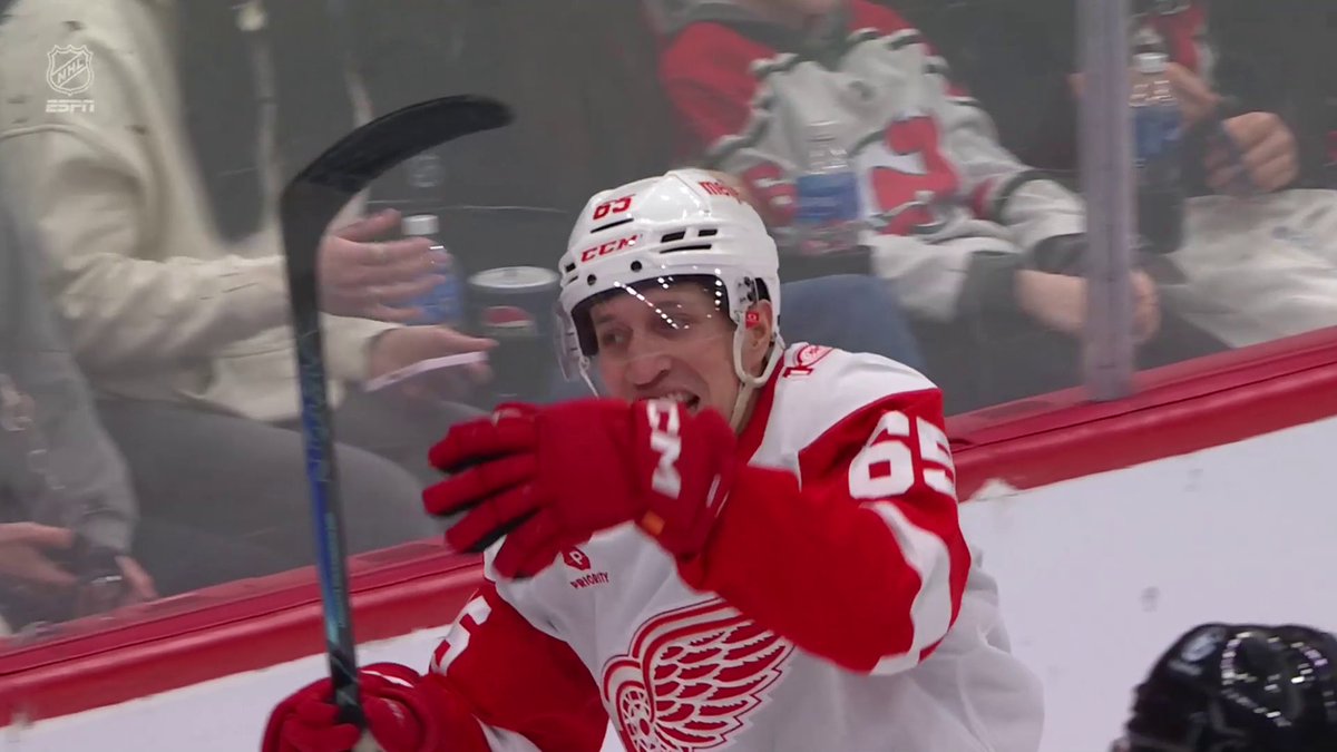⚠️ AWESOME STORY ALERT ⚠️ 32-year-old Dominik Shine has his first NHL goal after playing 521 AHL games! Never give up on your dreams, kids! 📺: ESPN ➡️