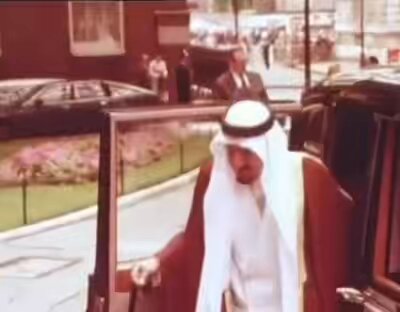 من مواقف الملك خالد الحازمة مع بعض الحكام .. يروى انه اتصل على "حافظ الأسد" بعد مجزرة حماة في سوريا وردد عليه : "انت مسلم قلي ؟ انت مسلم ؟ " ——————————————— "قال القذافي للملك خالد " يا جلالة الملك " عمر بن خطاب هو من اسس التاريخ الهجري لانه حاكم و انا حاكم بأسس تاريخ كلنا حكام وش الفرق ! رد الملك خالد اجل انت مثل عمر رضي الله عنه تخسي وتعقب تصير مثله ——————————————— رد على ياسر عرفات خلال القمة العربية في مكة عندما اراد ان يحلف امام الكعبة قائلاً : تبون تكذبون في بيت الله بعد ؟" ——————————————— في احدى زيارات ياسر عرفات دخل على الملك وهو يردد واإسلاماه واإسلاماه) ، فرد الملك : أقول يا ياسر خل الخراط عنك والكذب ، والله لو تعرف (واإسلاماه) ما صار لكم اللي صار فيكم ، انتوا تبون ربنا وقت ما تبونه ، يوم ربنا يدعوكم للحق ما تبون" ——————————————— من صراحة الملك خلال استقبال "عبد الحليم خدام" نائب الرئيس السوري ، كان خدام يتكلم عن سوريا والأسد وأنها حضن العرب ومنبع العروبة ، وكان الملك صامتاً ويستمع وفجأة قال : "تخسى أنت ومعزبك اللي سلّم الجولان لإسرائيل" ——————————————— رحم الله الملك خالد وجميع ملوكنا السابقين واطأل الله في عمر خادم الحرمين الشريفين الملك سلمان 💚