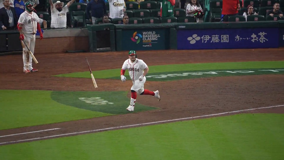 Alejandro Kirk and Team Mexico are pouring it on in Houston 🔥