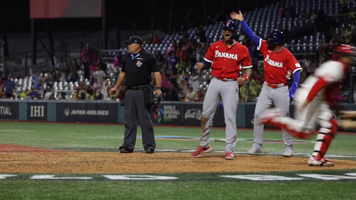Rubén Tejada sends the crowd into a frenzy with a go-ahead hit for Team Panama!