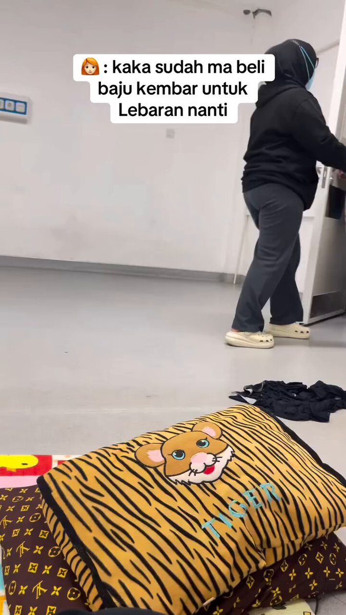 Sedih menembus layar. Tangihan pecah seorang anak mengetahui ibunya telah meninggal. "Ma, padahal kakak sudah belikan baju kembaran untuk lebaran nanti"😭 ig : inraawaatii