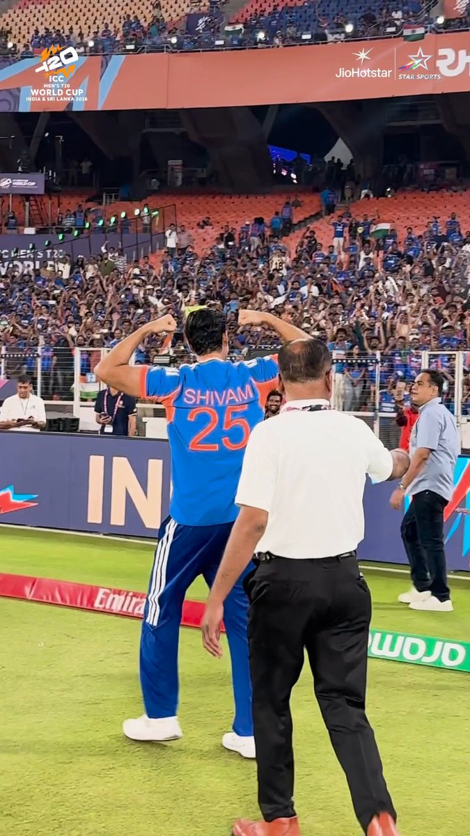 SHIVAM DUBE SHOWING HIS MUSCLES TO THE CROWD 😂🔥 - The Sixer Dube.