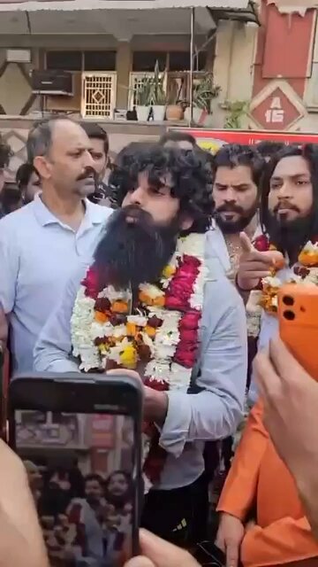 Meet GauRakshak Daksh Chaudhary 😂 - He says he was thrashed by UP police allegedly for 20 minutes😆 - He was allegedly hit by shoes in the face😆😆 - He is saying until those policemen are suspended, he won’t say Jai Shri Ram - Ends his monologue with Jai Shri Ram🤣🤣