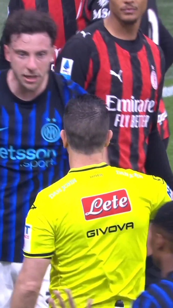 Carlo Augusto fa 1-1, ma l'arbitro aveva fischiato prima ❌⚽️ Gioia negata all'Inter, tutto fermo ⚠️ #MilanInter #SerieAEnilive #DAZN