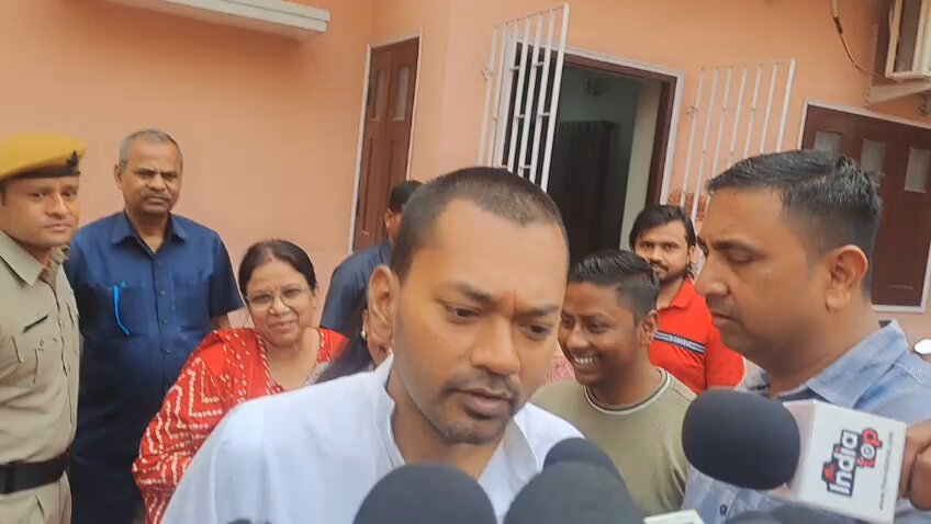 निशांत मंजू सिन्हा पार्क पहुंचे और मां की स्मृति में माल्यार्पण किया. उन्होंने कहा, मां का आशीर्वाद हमेशा बना रहे. मां की याद आती है, अगर मां होतीं तो और खुशी होती. उन्होंने कहा कि जल्द ही 38 जिलों की यात्रा पर निकलेंगे. साथ ही भारत की जीत पर टीम को बधाई दी. #BiharNews #Nishant #IndiaWin #prabhatkhabar