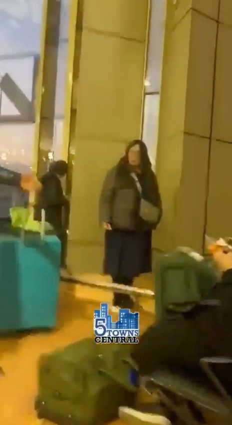 “Sit down” Jewish travelers reportedly began praying inside an airport terminal in Egypt 🇪🇬 Airport staff quickly intervened and ordered them to stop. In many places around the world, public prayer is normal. But when Jews do it, suddenly it becomes unacceptable.