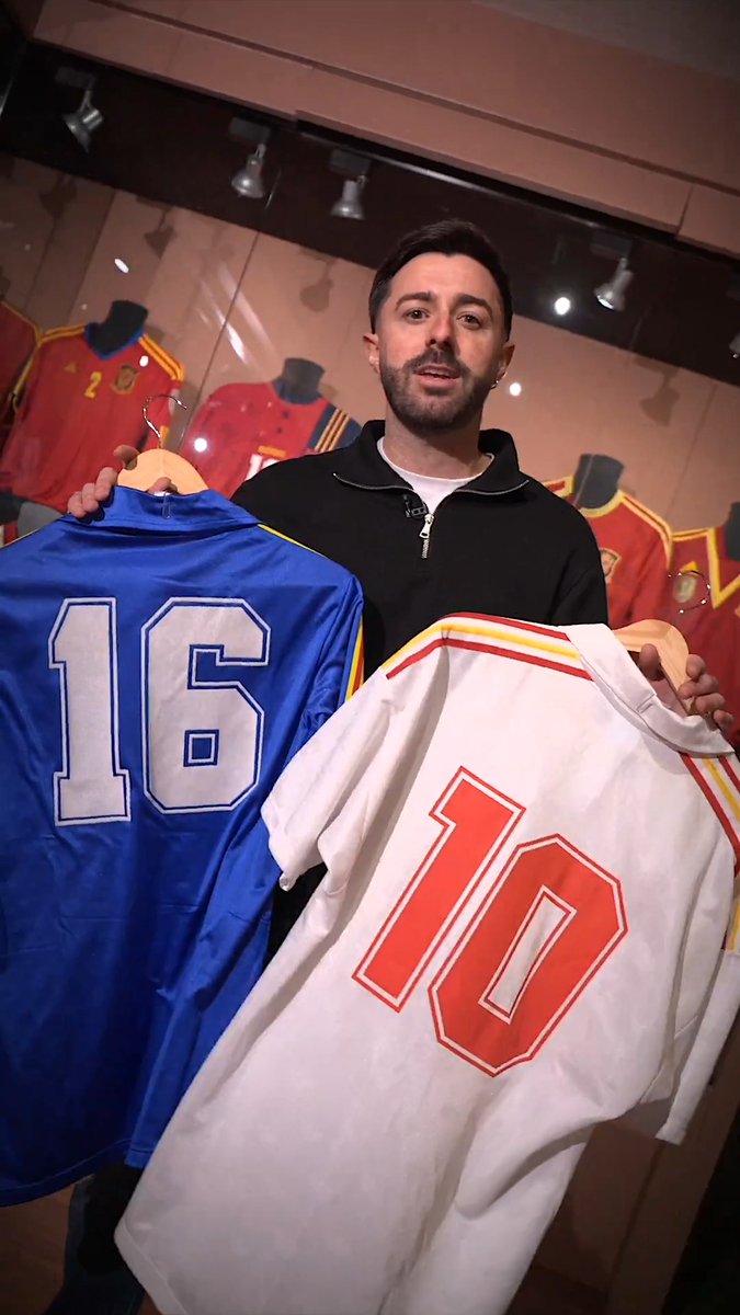 👕 𝗗𝗶𝗳𝗲𝗿𝗲𝗻𝘁𝗲𝘀 𝗰𝗼𝗹𝗼𝗿𝗲𝘀, 𝗱𝗶𝗳𝗲𝗿𝗲𝗻𝘁𝗲𝘀 𝗲́𝗽𝗼𝗰𝗮𝘀 𝘆 𝘂𝗻 𝗺𝗶𝘀𝗺𝗼 𝘀𝗲𝗻𝘁𝗶𝗺𝗶𝗲𝗻𝘁𝗼. ¿Quieres saber más sobre la historia de las camisetas de la Selección Española Masculina de Fútbol? #VamosEspaña