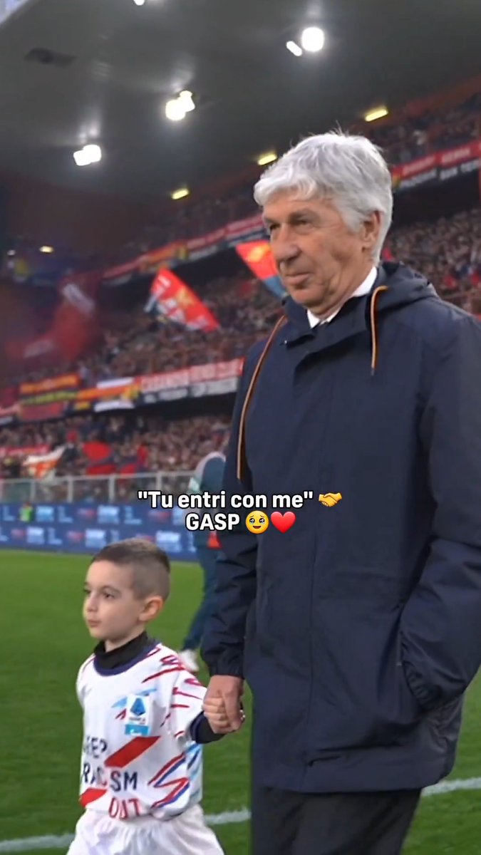 "๐๐ข ๐๐๐ก๐๐ ๐๐๐ ๐๐" ๐ค๐ฆ Gasperini accompagna un bambino rimasto solo a bordocampo ๐ฅนโค๏ธ #GenoaRoma #SerieAEnilive #DAZN