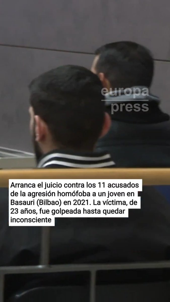 Arranca el juicio contra los 11 acusados de la agresión homófoba a un joven en Basauri (Vizcaya) al grito de “maricón de mierda”. La víctima, de 23 años, fue golpeada hasta quedar inconsciente y denuncia que se cruza con sus agresores en su día a día