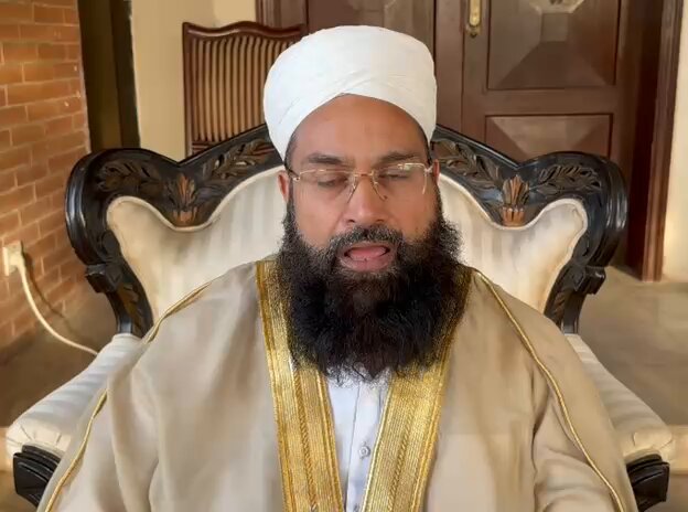اس حرامزادے نے ایک بار بھی امریکہ کا نام نہیں لیا کہ وہ اسلامی ممالک کو لڑا رہا کیسا خنزیر ہے شخص گھن آتی ہے قسم سے اسکی زبان چلتے دیکھ کر