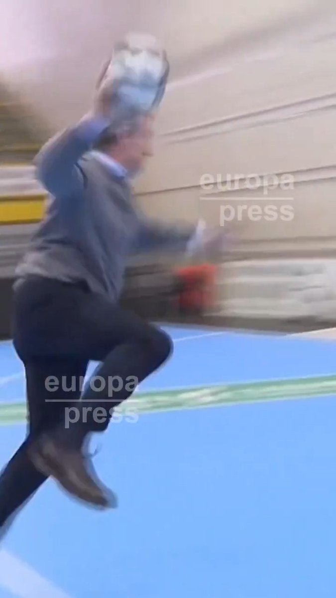 🤾 Feijóo juega al balonmano y marca un gol en Segovia durante la campaña de cara a las elecciones de Castilla y León