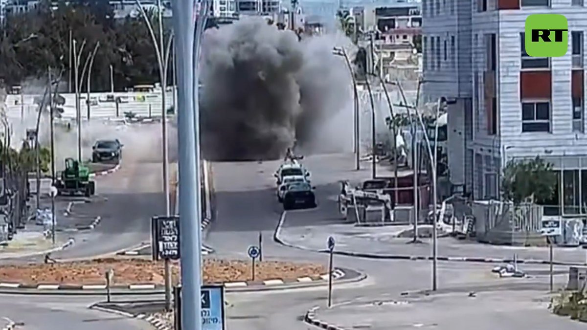💥Momento exacto en que misiles iraníes golpean suburbios de Tel Aviv Medios israelíes han difundido videos de los impactos de misiles iraníes en Or Yehuda y Bat Yam, dos ciudades israelíes ubicadas en la periferia de Tel Aviv.