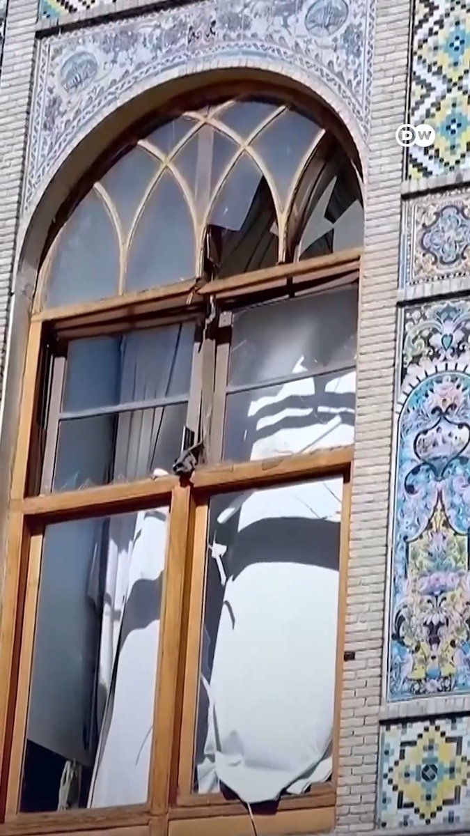 【伊朗古建筑空袭中受损】 被联合国教科文组织列入世界遗产名录的伊朗古列斯坦宫在美以联合空袭中遭到破坏。伊朗媒体称，附近爆炸产生的震荡导致宫殿的窗户、镜子和门窗受损。