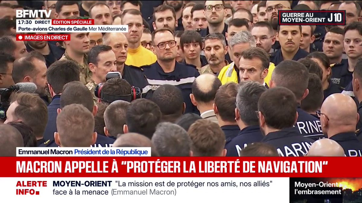 Magnifique @emmanuelmacron au milieu de ses Hommes sur le Porte avion Charles De Gaulle ! Le premier au front avec des troupes ! Le Prémier des patriotes ! Fierté ! MM