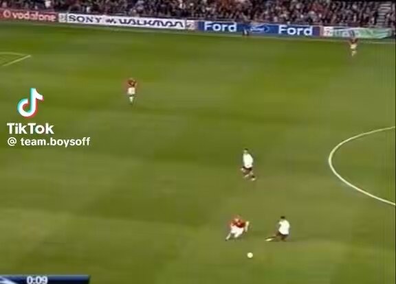 Je viens de retomber sur une comp de CR7 quand il avait 22 ans.. Ce fameux match contre la Roma ou United avait gagné 7-1. Il est juste stratosphérique. Il redescend, participe au jeu et remonte la balle aisément, casse des lignes, marque un doublé bref…