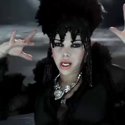 Léo Aquila — Abracadabra (2012).
