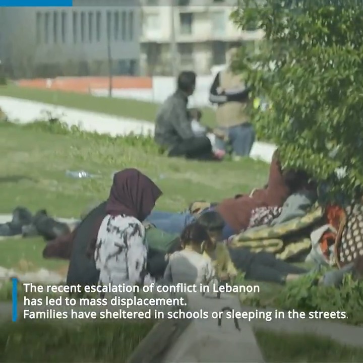 #Lebanon: Families are sheltering in schools and sleeping in the streets following displacement. WFP is providing hot meals and scaling up cash assistance to help thousands of families meet their immediate needs. 🆘 More support is urgently needed as the crisis escalates.
