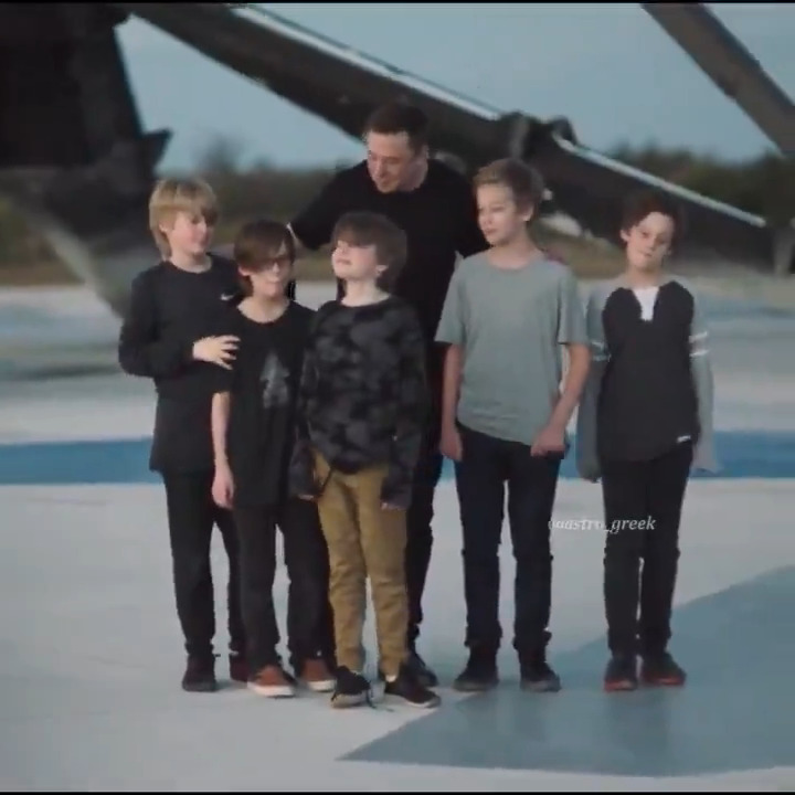 This video shows a different side of Elon that we rarely see Except for being a business magnet, an engineer, a memelord, an entrepreneur, and many more... He is a great and proud father 🫶