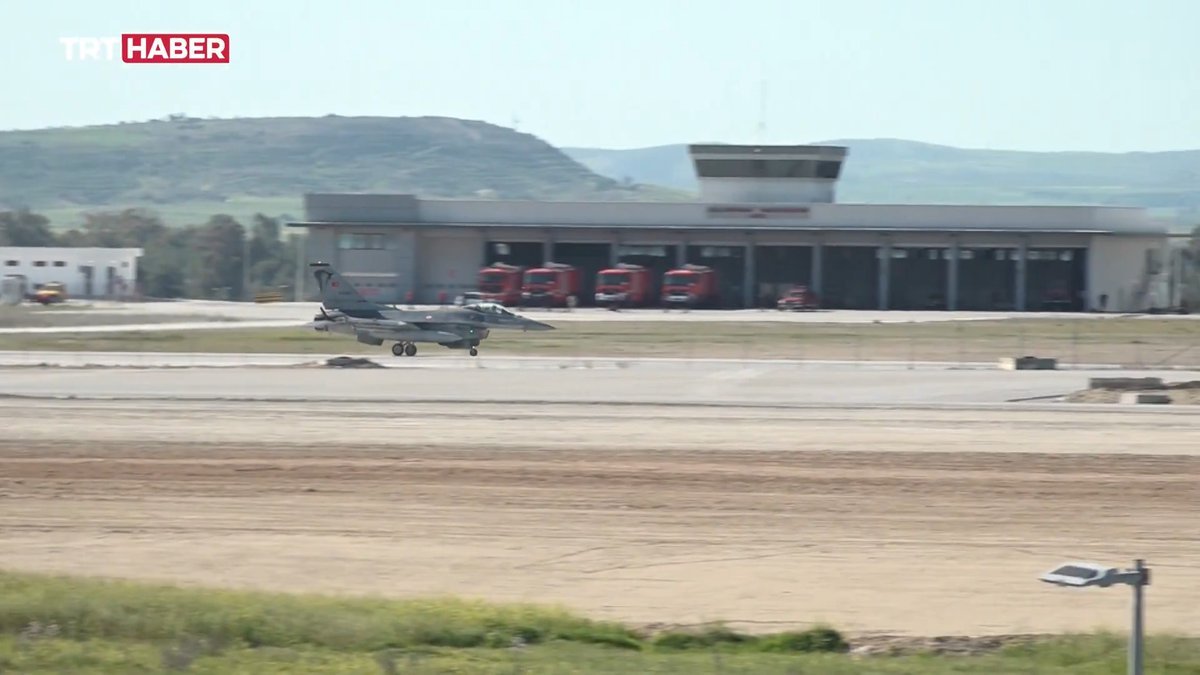 Türkiye’nin KKTC’ye F-16 göndermesi, akıllara 28 yıl öncesini getirdi. Haziran 1998'de Yunanistan’ın Baf’taki üsse F-16 göndermesine Ankara misliyle karşılık vermiş, 6 Türk F-16’sı Geçitkale Havaalanı’na inmişti. Kıbrıs semalarında tarih bir kez daha tekerrür ediyor...